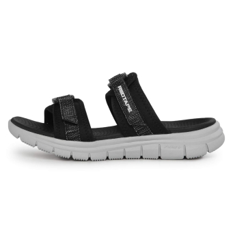 Zapatos deportivos y flotadores